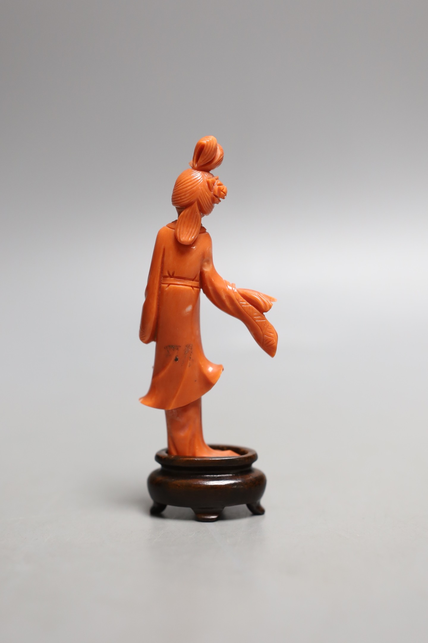 A Chinese carved coral figure of a geisha on wooden base, 11cm